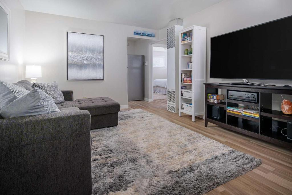 Μια τηλεόραση ή/και κέντρο ψυχαγωγίας στο Walnut Bungalow East