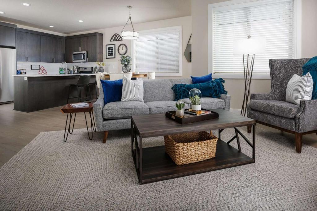 uma sala de estar com um sofá e uma mesa em Milwuakie Heights South Villa em Oak Grove