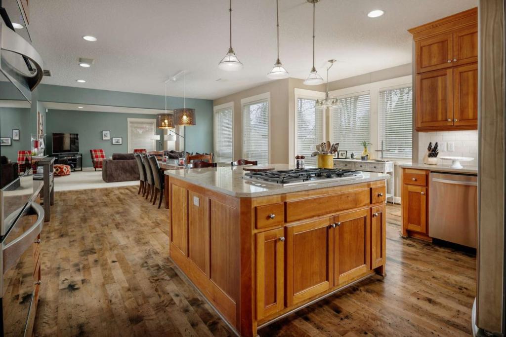 A kitchen or kitchenette at Highland Gables