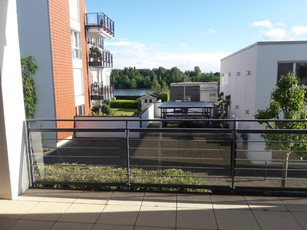 a balcony with benches and a view of a river at Ferien am Wasser in Wiesbaden