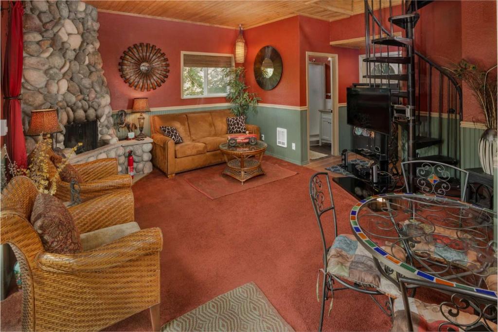 uma sala de estar com um sofá e uma mesa em Wine Country Cottage em Dayton