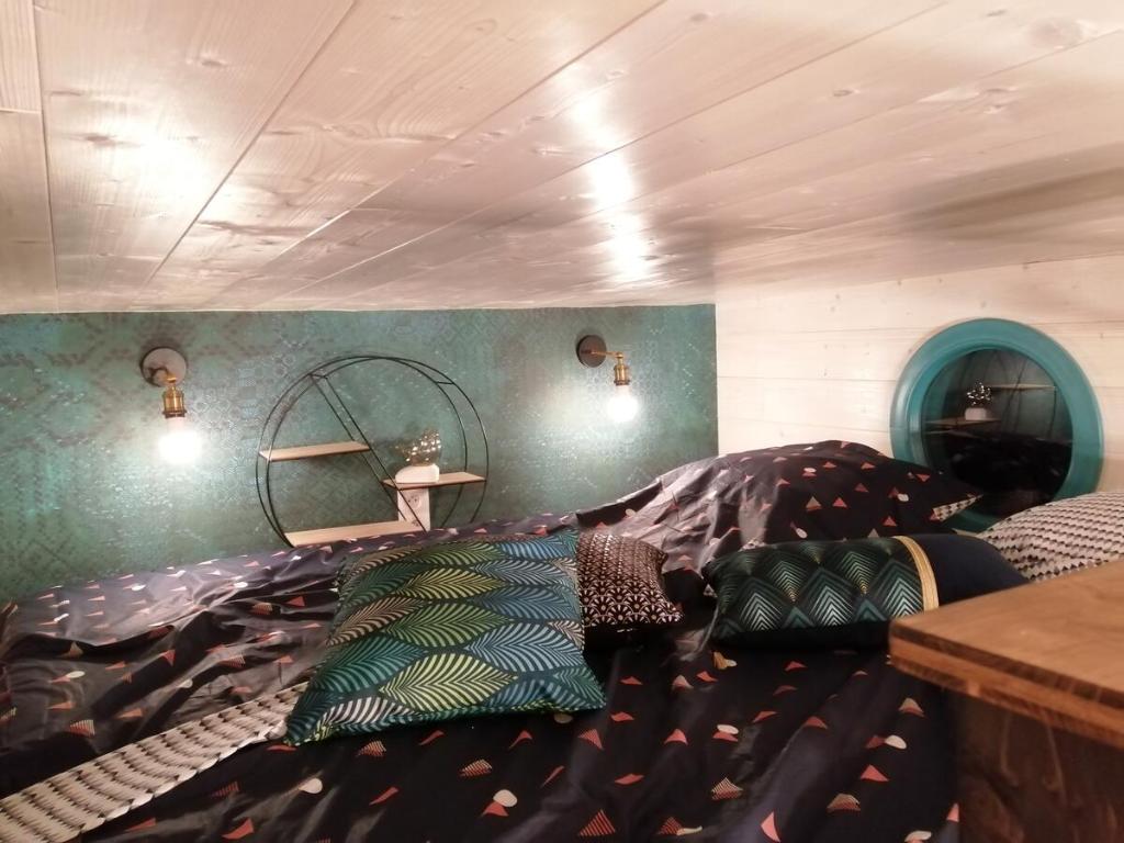 Postel nebo postele na pokoji v ubytování Ô p'tit nid Milie