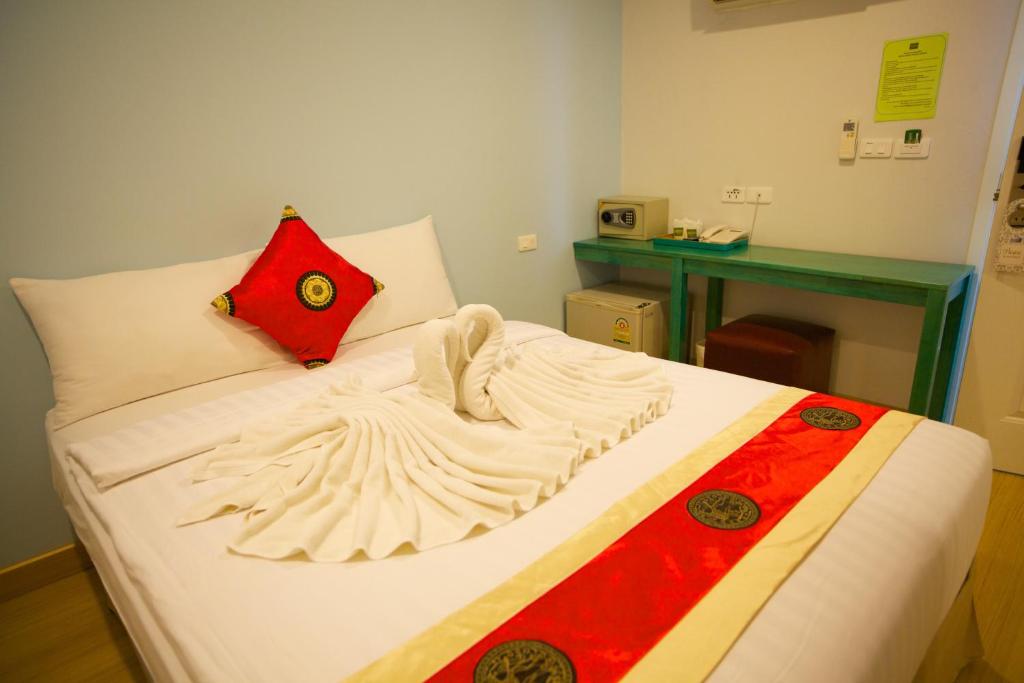Postel nebo postele na pokoji v ubytování Nantra Chaweng Beach Hotel