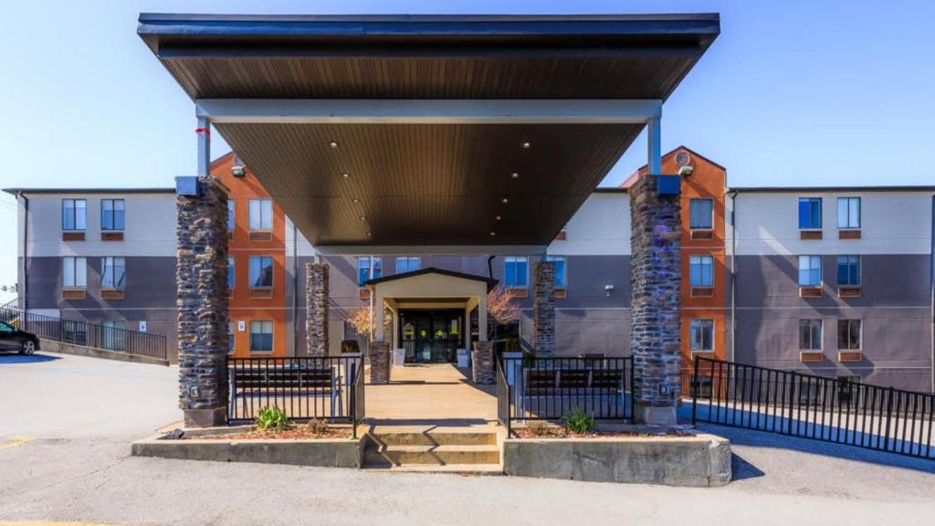 un edificio con toldo sobre la entrada de un edificio en Holiday Inn Express Osage Beach - Lake of the Ozarks, an IHG Hotel, en Osage Beach