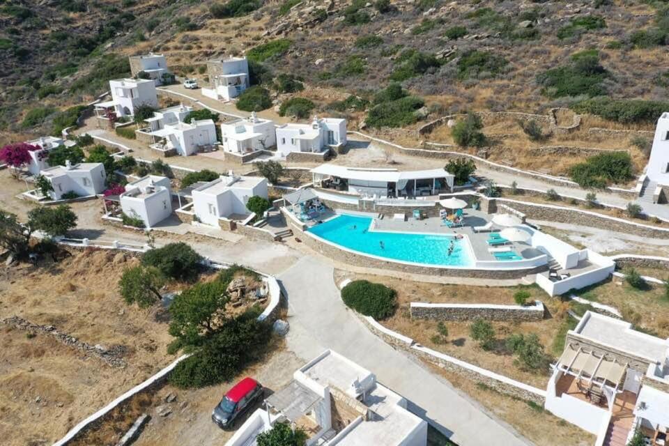 vista aerea di un resort con piscina di Ostria Village a Mylopotas