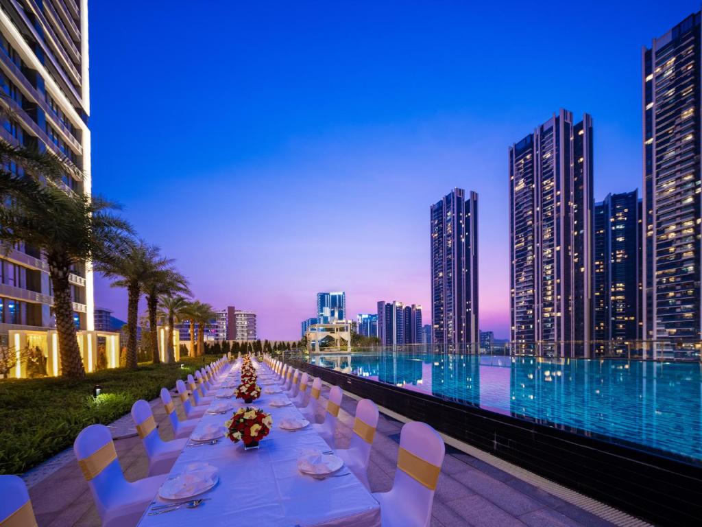 Bazén v ubytování Genpla Hotel Shenzhen Nanshan nebo v jeho okolí