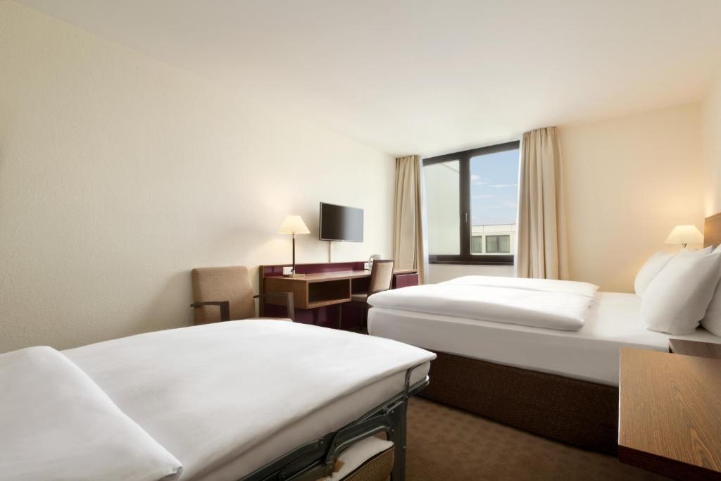 Postel nebo postele na pokoji v ubytování Ramada Nürnberg Parkhotel
