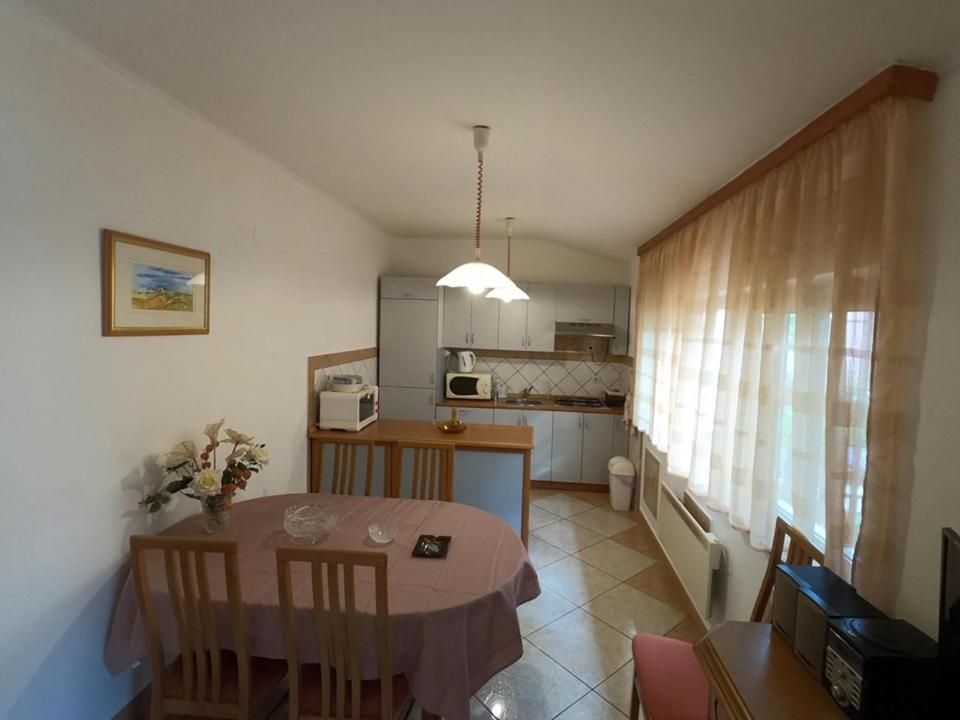 una cocina y una mesa en una habitación pequeña en Apartment Kata, en Fažana