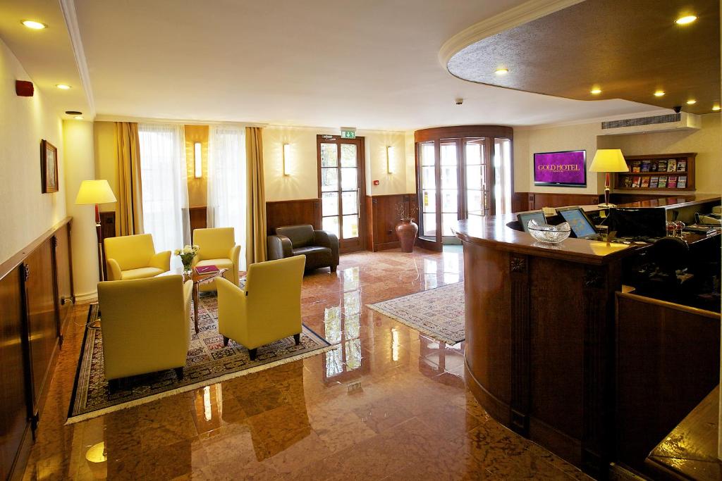Televízia a/alebo spoločenská miestnosť v ubytovaní Gold Hotel Budapest