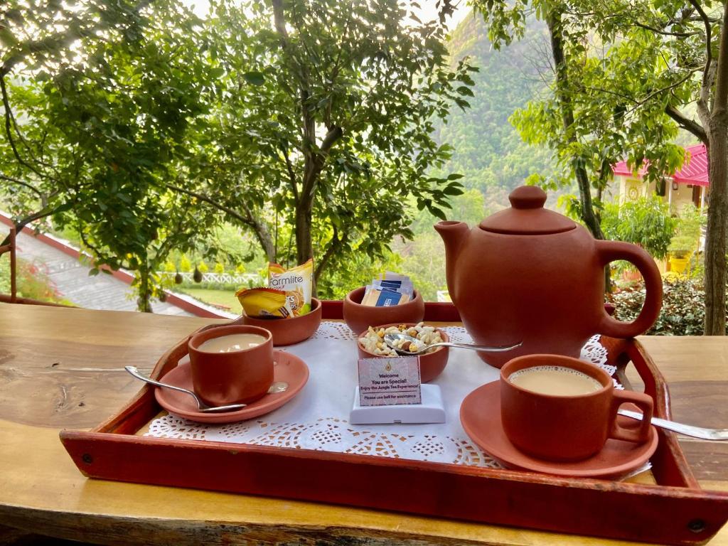 Příslušenství pro přípravu čaje a kávy v ubytování Veda5 Ayurveda & Yoga Retreat