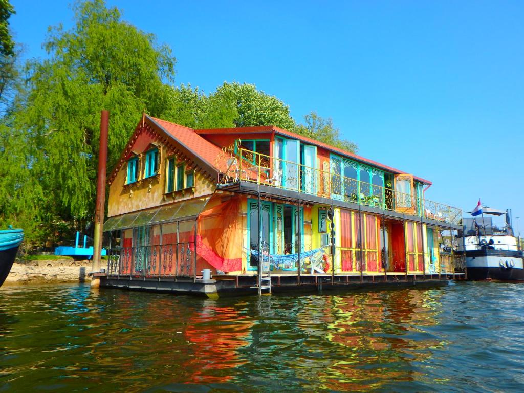 una casa colorida sobre el agua en el agua en Drijfpaleis en Arnhem