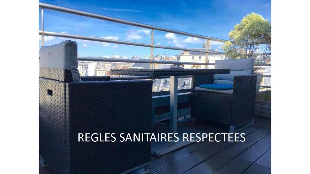 een balkon met een tafel en stoelen op een terras bij Le Duplex avec Terrasse - Annonce d'un particulier in Granville