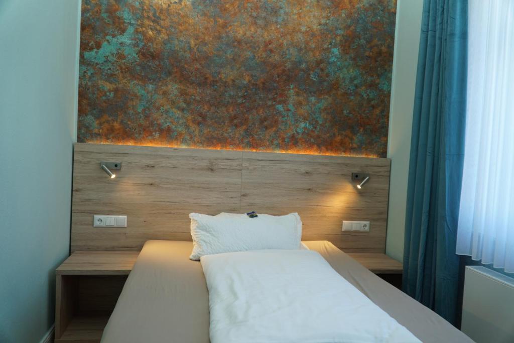 Postel nebo postele na pokoji v ubytování Hotel-Pension Am Böhmepark