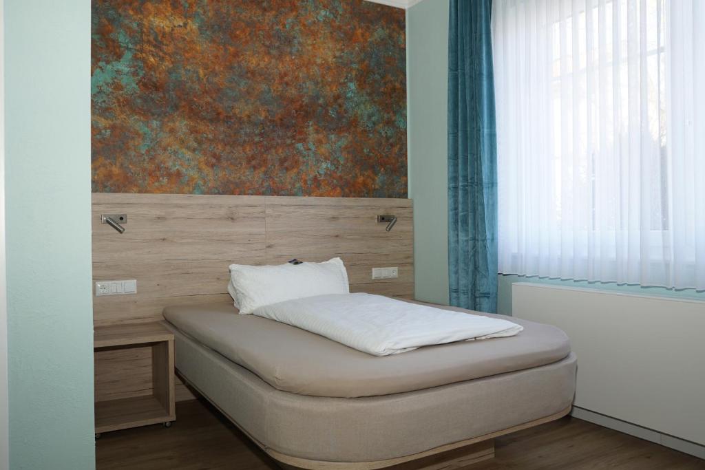 Postel nebo postele na pokoji v ubytování Hotel-Pension Am Böhmepark