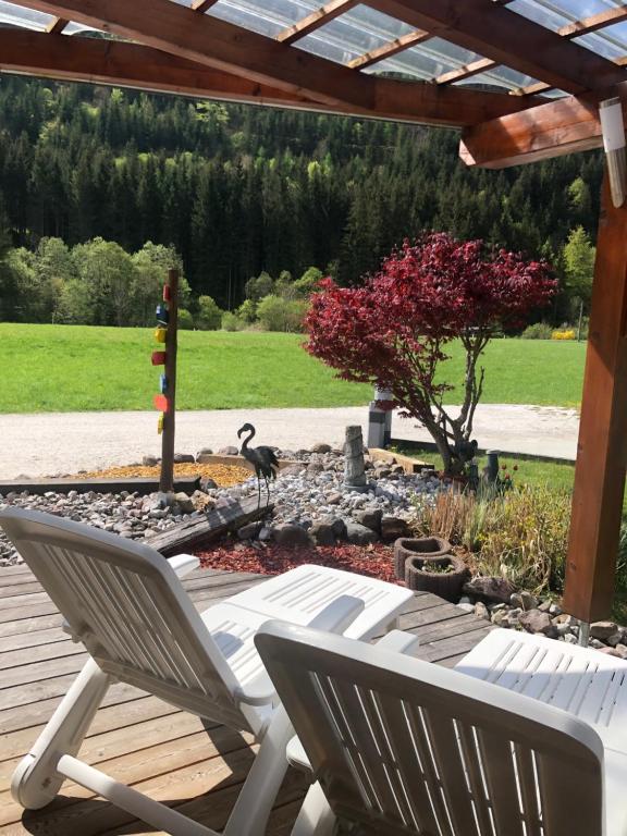 A garden outside Ferienhäuser Familie Hofer Stockenboi Weissensee