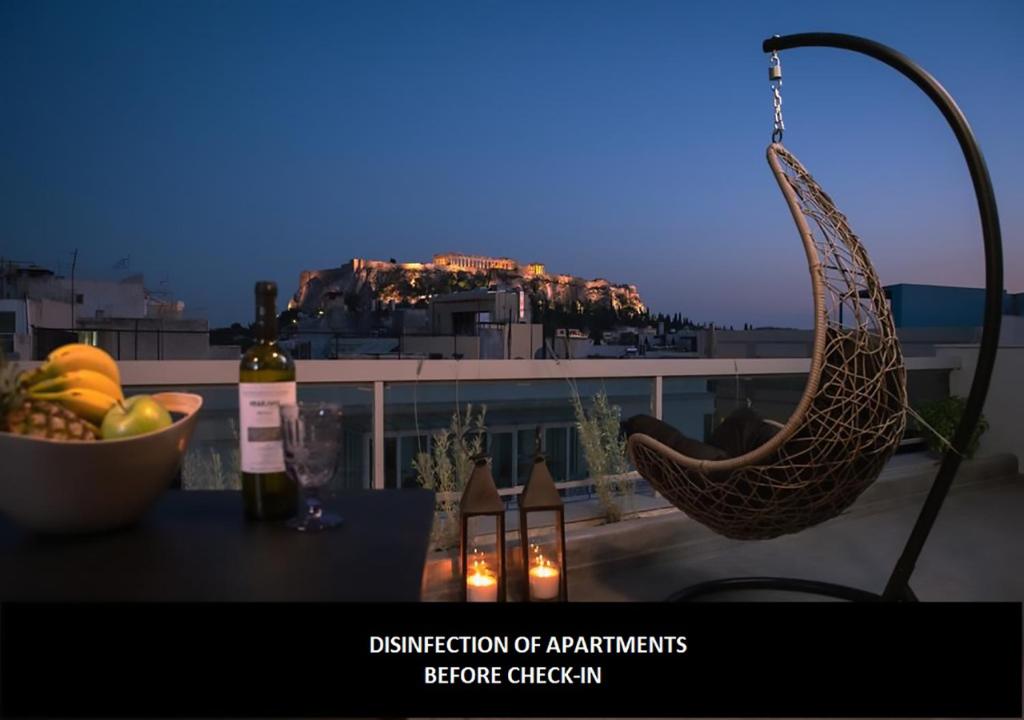 アテネにあるAthens City Center Apartmentの- バルコニーのテーブルに置かれたフルーツバスケット