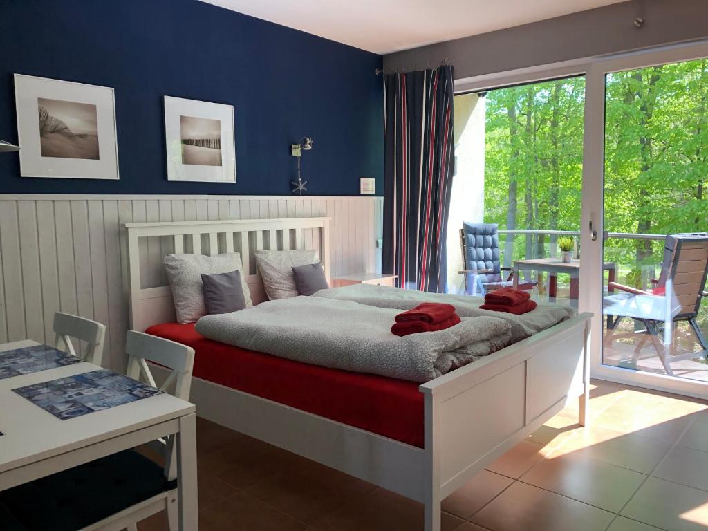 1 dormitorio con 1 cama grande y balcón en Villa Park & Plaża, en Świnoujście