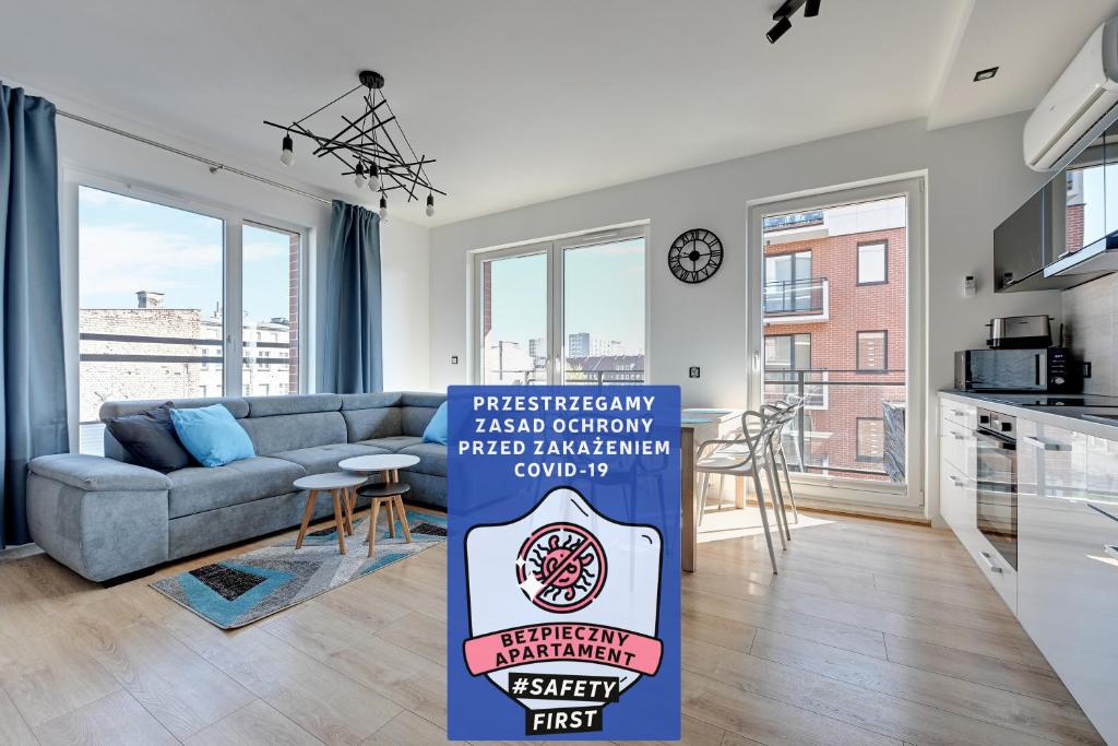 Apartamento con un cartel de entrega de pizza en la sala de estar en NORDBYHUS Apartamenty Nowa Grobla, en Gdansk
