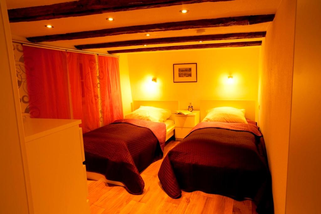 - une chambre avec 2 lits dans l'établissement Ferienhaus - die710, à Rothenburg ob der Tauber