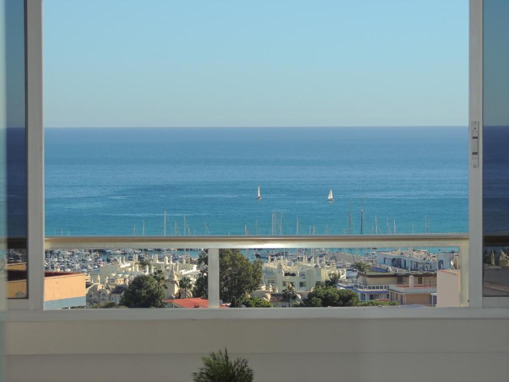 una ventana con vistas al océano en Puertosol Studio 102 Beach Playa - Sea Views Vistas Mar, en Benalmádena