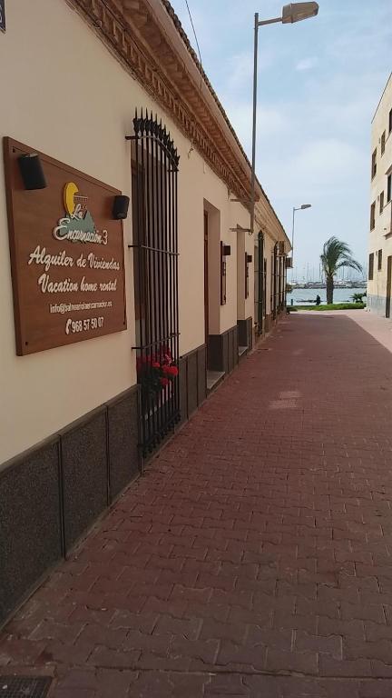 un edificio con un cartel en el costado en Apartamentos La Encarnación III en Los Alcázares