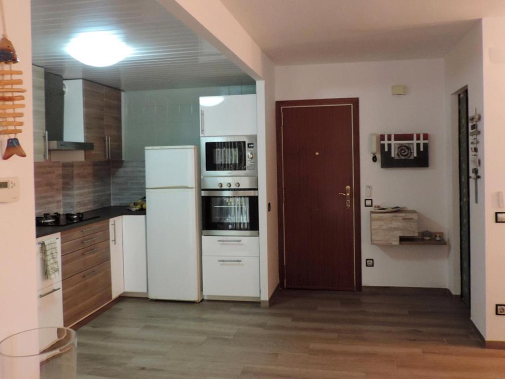 Kuchyň nebo kuchyňský kout v ubytování AT054 Els Pins, primera línea de la playa, reformado
