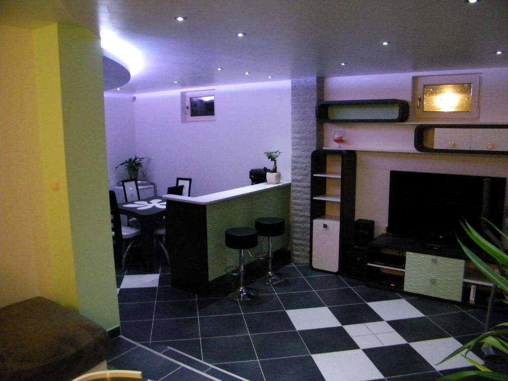 Kuchyň nebo kuchyňský kout v ubytování Grand appartement dans villa avec parking quartier résidentiel