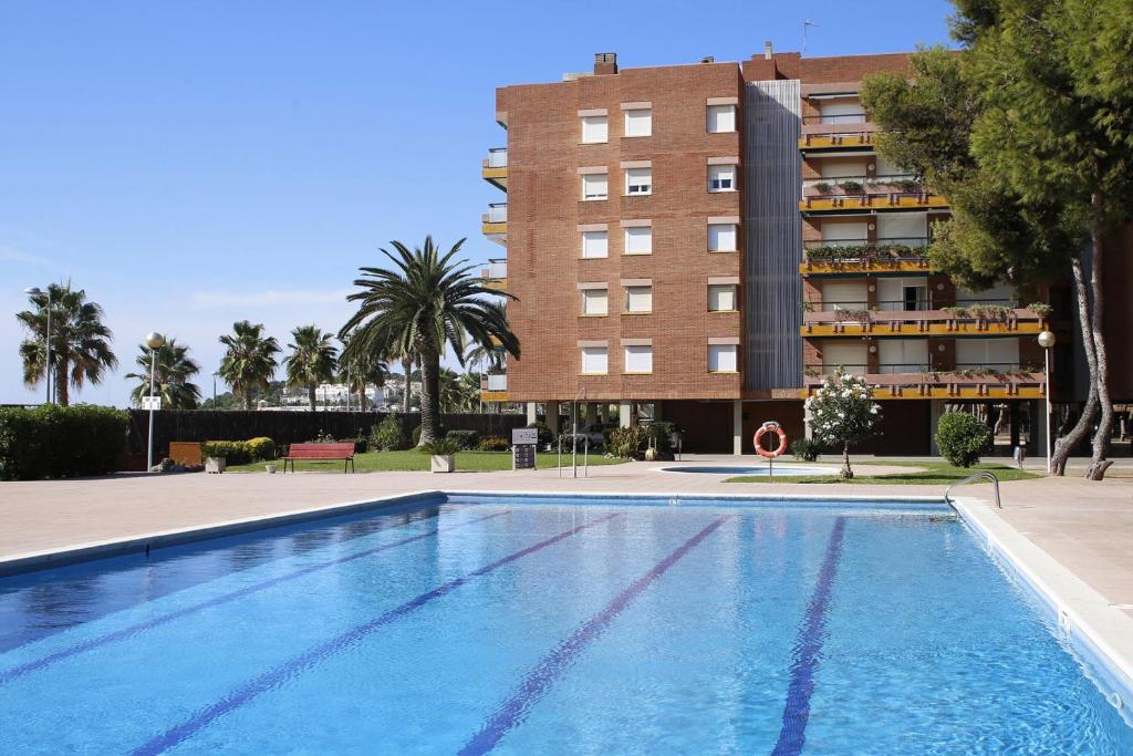 Bazén v ubytování AT116 Els Pins, comunidad con piscina en 1ra línea de la playa nebo v jeho okolí