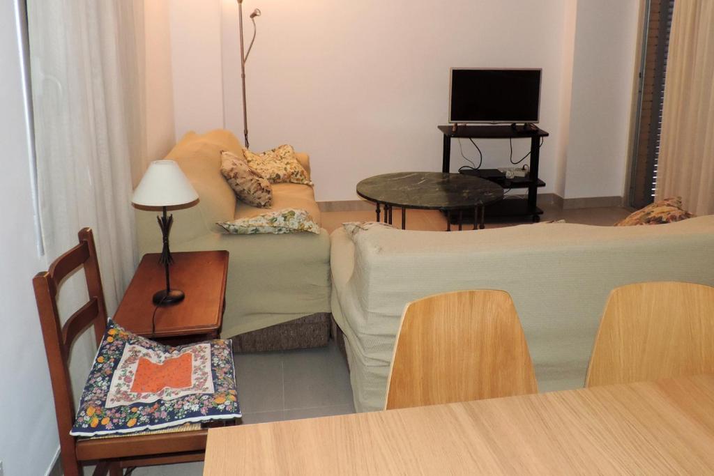 TV a/nebo společenská místnost v ubytování AT117 Planta baja con piscina, airco y a unos pasos de la playa
