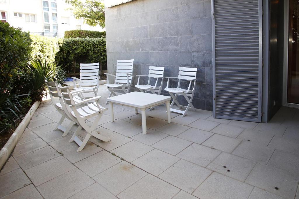 Patio nebo venkovní prostory v ubytování AT117 Planta baja con piscina, airco y a unos pasos de la playa