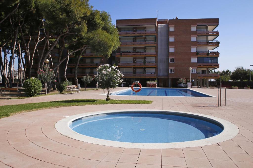 Bazén v ubytování AT132 Els Pins, 1ra línea de la playa, piscina, airco, aparcamiento nebo v jeho okolí