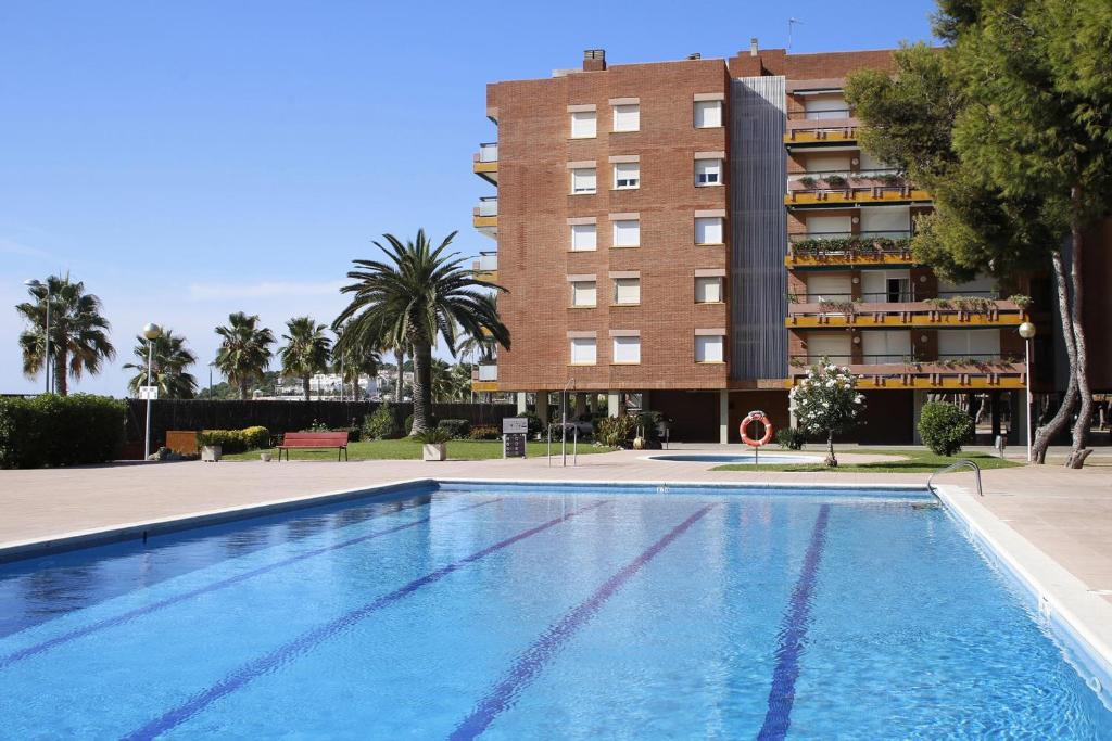 Bazén v ubytování AT133 Els Pins, 1ra línea de la playa, piscina, airco, aparcamiento nebo v jeho okolí