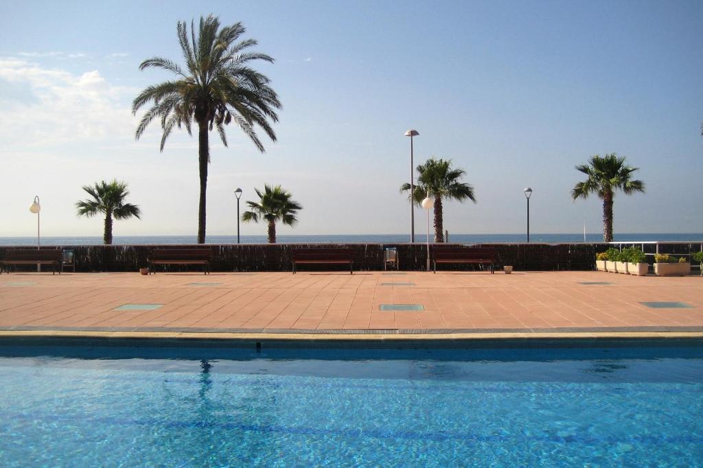 Bazén v ubytování AT133 Els Pins, 1ra línea de la playa, piscina, airco, aparcamiento nebo v jeho okolí