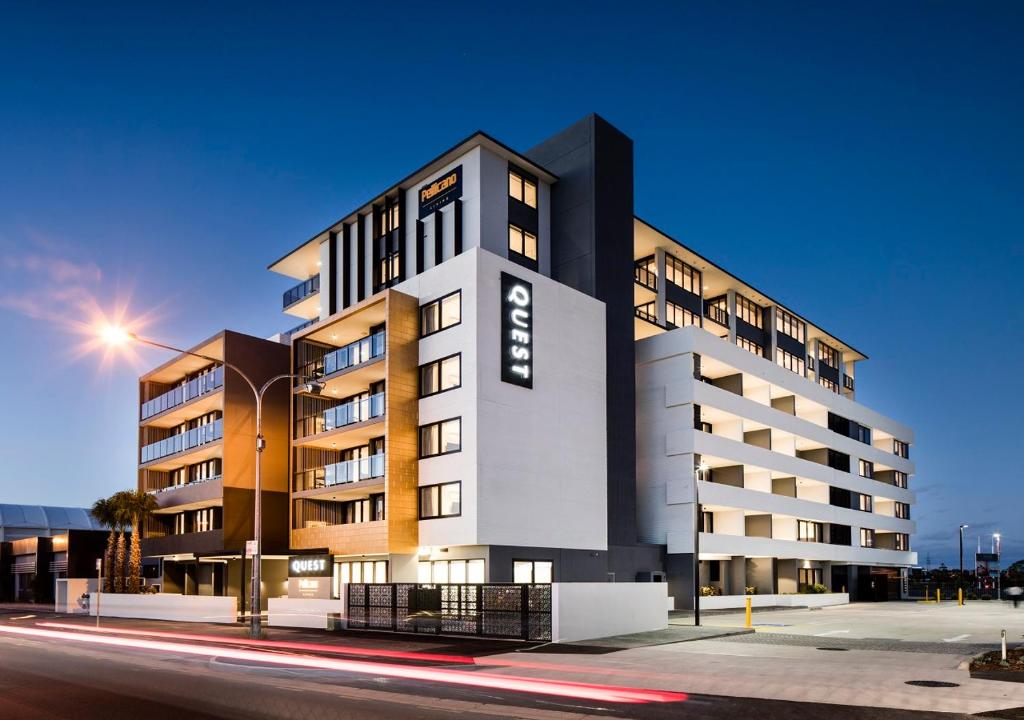 um edifício numa rua com uma luz de rua em Quest Robina em Gold Coast