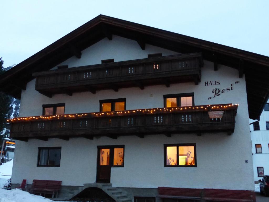 un edificio con luces de Navidad en el balcón en Haus Resi, en Berwang