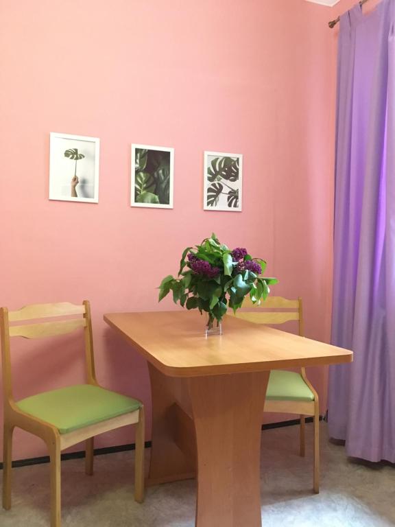 アナパにあるApartment on Terskaya 12の花瓶付きのテーブルと椅子