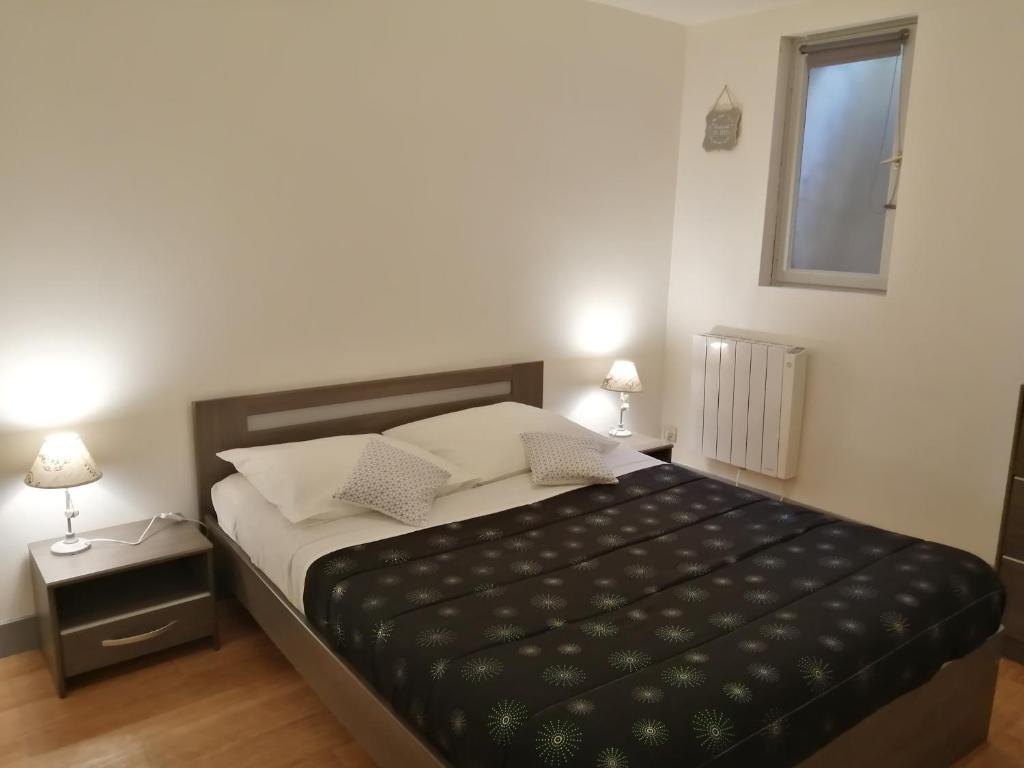 een slaapkamer met een bed met een zwarte leren stoel bij Appartement Bel Etre Langeais in Langeais