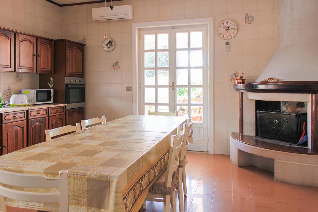 Kuchnia lub aneks kuchenny w obiekcie La Villa dei Limoni - Villa Panoramic with Pool
