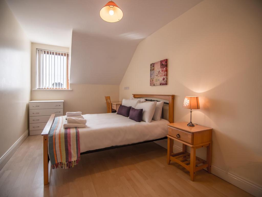 Postel nebo postele na pokoji v ubytování Donegan Court Aparthotel