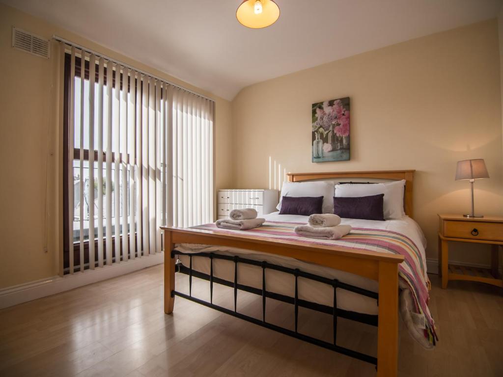 Postel nebo postele na pokoji v ubytování Donegan Court Aparthotel