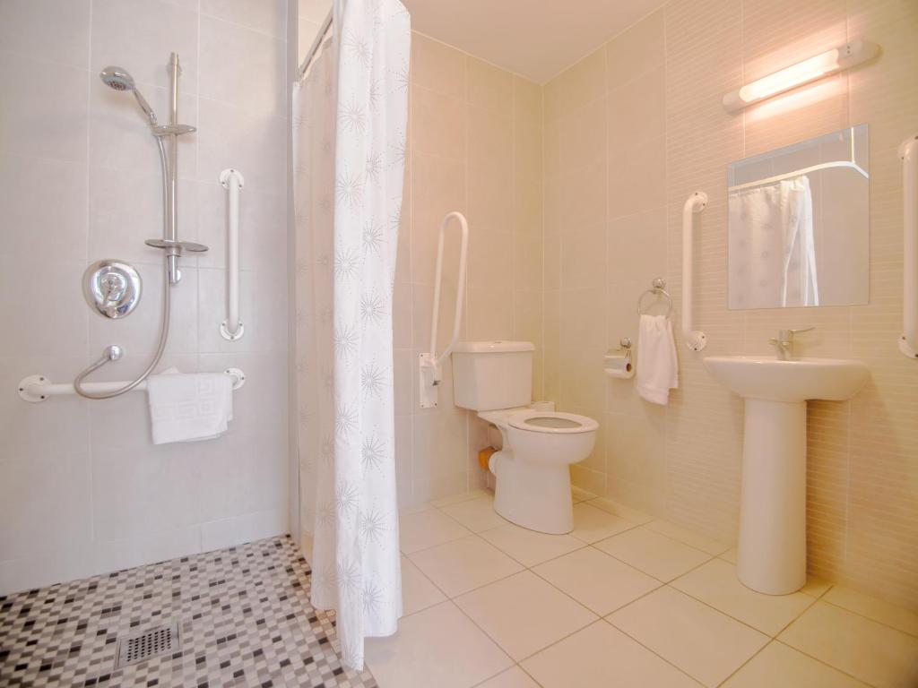 Koupelna v ubytování Donegan Court Aparthotel