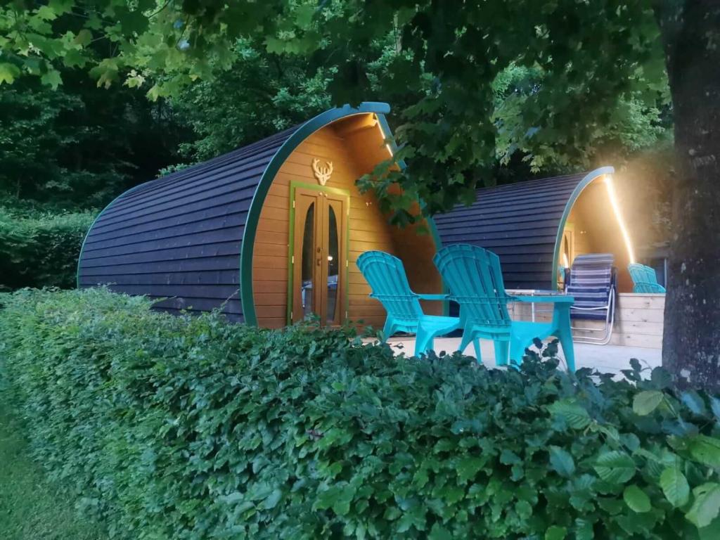 einem Kuppelhaus mit 2 Stühlen und einem Tisch in der Unterkunft LeafMaxi - Camping du Nord in Bourscheid