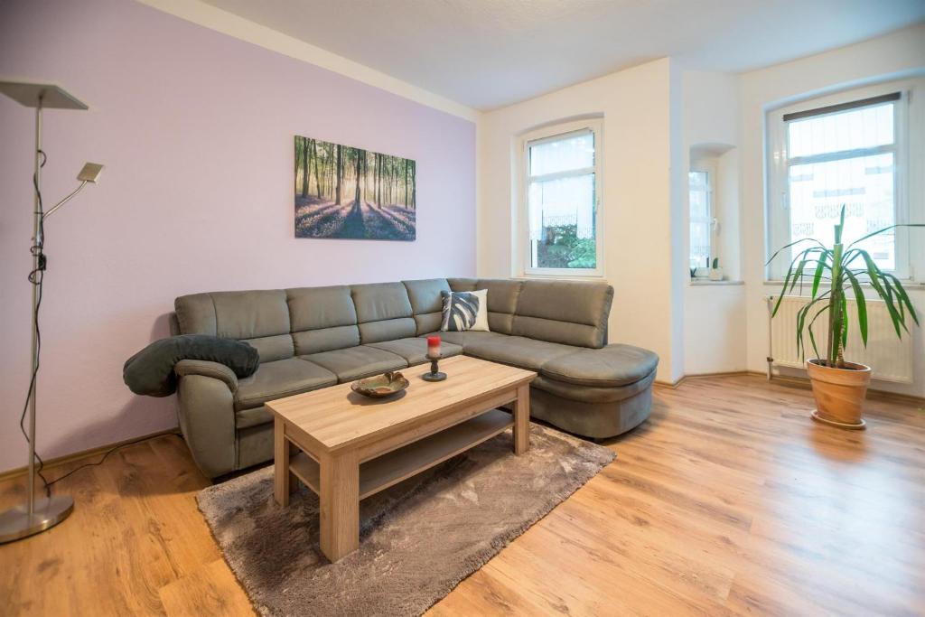 a living room with a couch and a coffee table at Ferienwohnung Romy in Naumburg