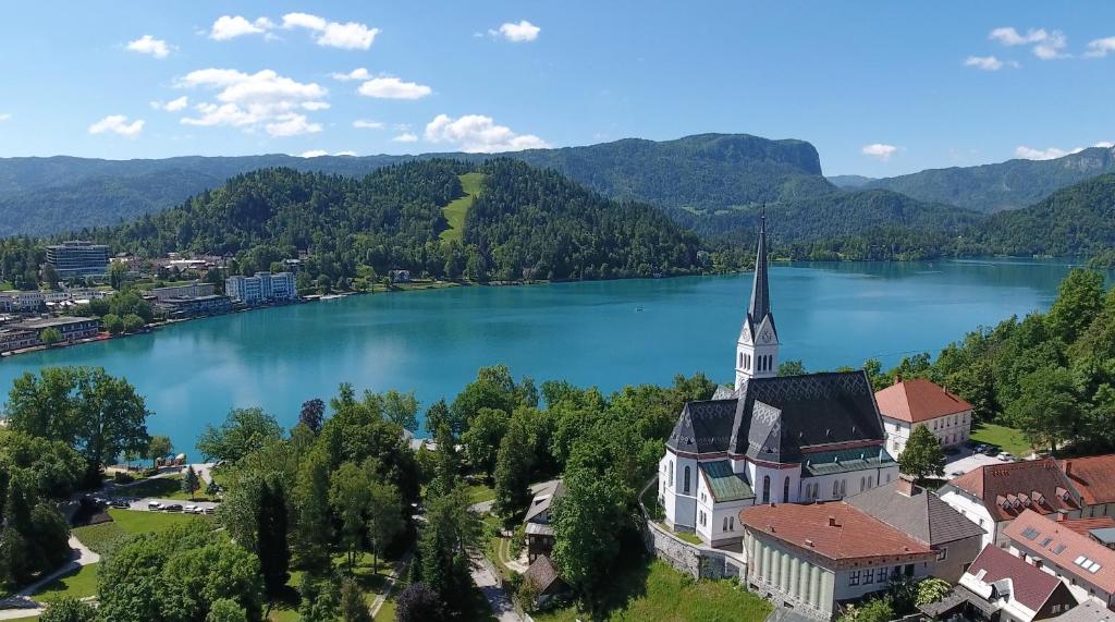 eine Luftansicht einer Kirche auf einem See in der Unterkunft Vila Mila in Bled