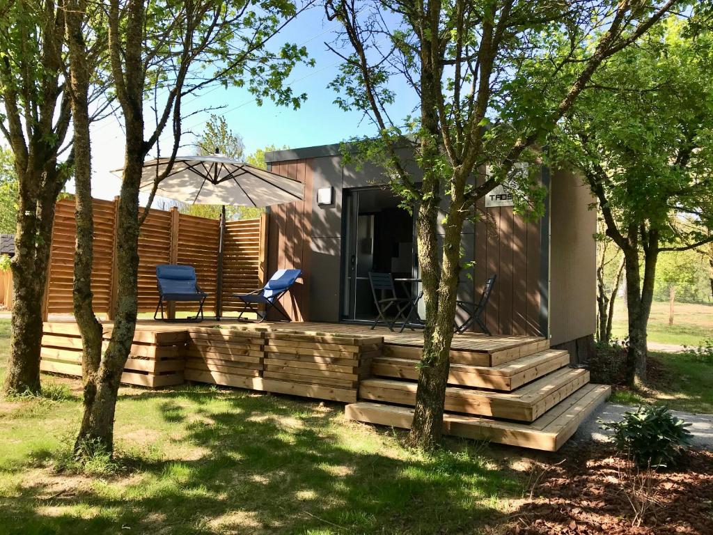 een modulair huis met een terras en bomen bij Cottage du garlai in Bressuire