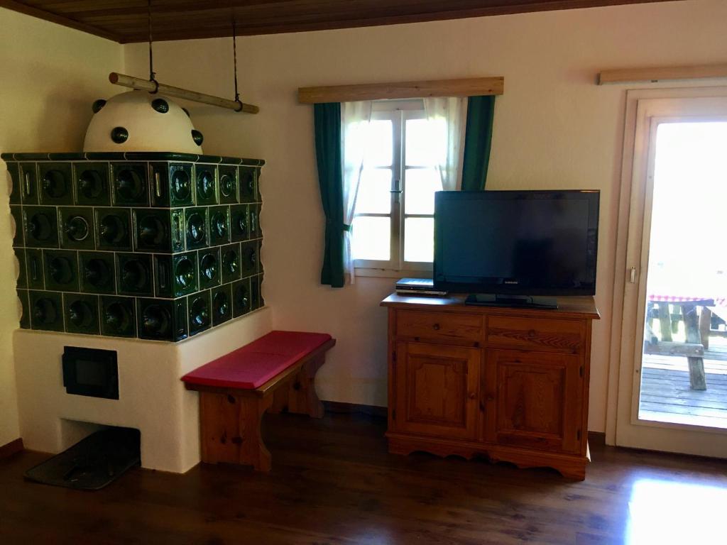 TV a/nebo společenská místnost v ubytování Ferienhaus Trausibauer