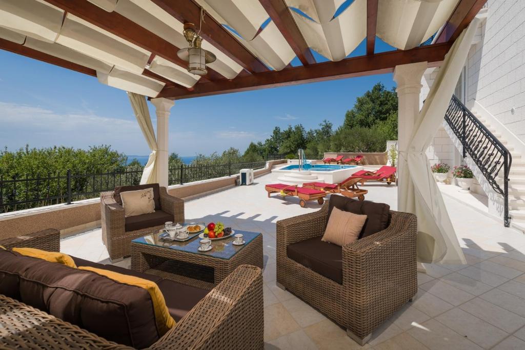 Balkón alebo terasa v ubytovaní Luxury VILLA MAJA with whirlpool, heated pool, gym, sauna, panoramic sea views