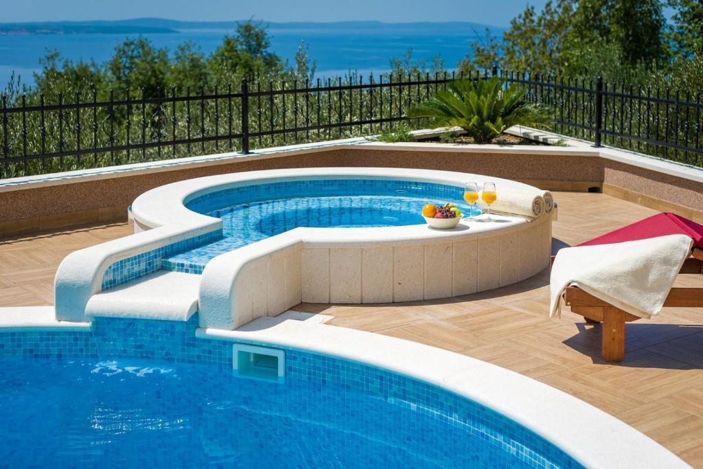 Bazén v ubytovaní Luxury VILLA MAJA with whirlpool, heated pool, gym, sauna, panoramic sea views alebo v jeho blízkosti