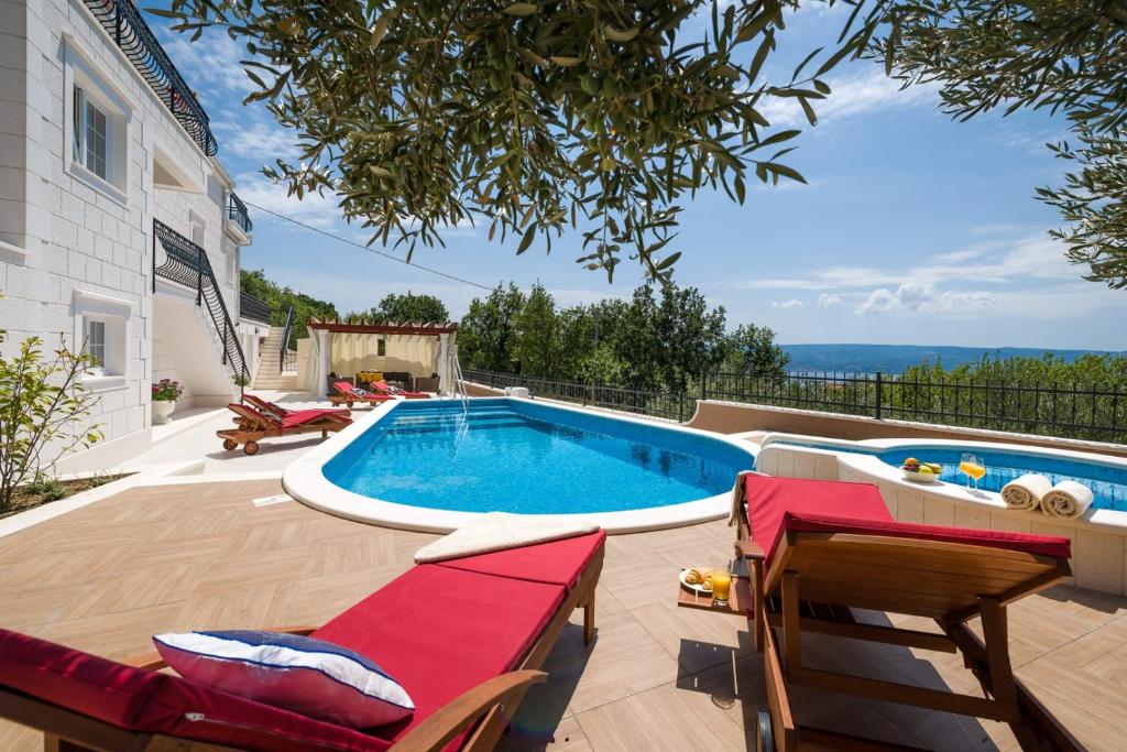 Bazén v ubytovaní Luxury VILLA MAJA with whirlpool, heated pool, gym, sauna, panoramic sea views alebo v jeho blízkosti