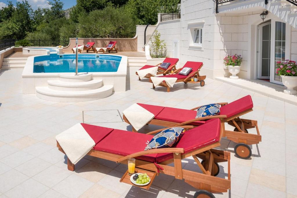 Bazén v ubytovaní Luxury VILLA MAJA with whirlpool, heated pool, gym, sauna, panoramic sea views alebo v jeho blízkosti
